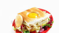 Sándwich de jamón y queso con huevo frito Sándwich de jamón y queso con huevo frito