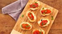 BRUSCHETTA DE TOMATE E MANJERICÃO BRUSCHETTA DE TOMATE E MANJERICÃO