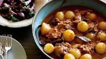Rabbit stewed in tomato, red wine and onion Rabbit stewed in tomato, red wine and onion