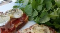 BRUSCHETTA JAMBON CRU & CHÈVRE BRUSCHETTA JAMBON CRU & CHÈVRE