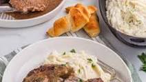 Slow Cooked Smothered Cubed Steak with Gravy Slow Cooked Smothered Cubed Steak with Gravy