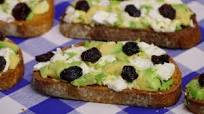 TOSTADAS DE AGUACATE Y QUESO TOSTADAS DE AGUACATE Y QUESO