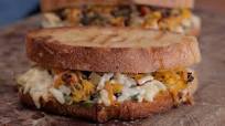Tostadas de pollo, morrón rojo y aceitunas Tostadas de pollo, morrón rojo y aceitunas