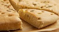 Focaccia al rosmarino: la ricetta del lievitato semplice, soffice e versatile Focaccia al rosmarino: la ricetta del lievitato semplice, soffice e versatile