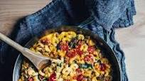 Cheeseburger Macaroni & Cheese With Cherry Tomatoes Cheeseburger Macaroni & Cheese With Cherry Tomatoes