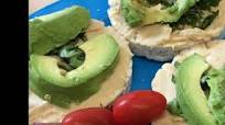 Avocado & Hummus Topped Rice Cakes Avocado & Hummus Topped Rice Cakes