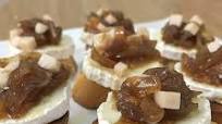 Tostas de queso, miel y cebolla caramelizada Tostas de queso, miel y cebolla caramelizada