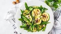 Ensalada de rúcula, calabacín a la parrilla y avellanas Ensalada de rúcula, calabacín a la parrilla y avellanas