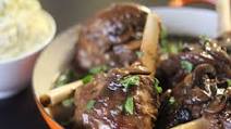 Slow cooker lamb shanks with red wine and mushrooms Slow cooker lamb shanks with red wine and mushrooms