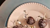 Shiny Chocolate-Covered Strawberries for New Year's Shiny Chocolate-Covered Strawberries for New Year's