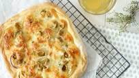 Focaccia met mozzarella, ui en olijven Focaccia met mozzarella, ui en olijven