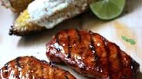Chuletas de cerdo deshuesadas con salsa BBQ casera Chuletas de cerdo deshuesadas con salsa BBQ casera