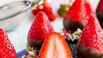 Chocolate-Covered Cheesecake Stuffed Strawberries Chocolate-Covered Cheesecake Stuffed Strawberries