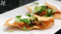 Mini tostadas mexicanas de pollo con salsa de soja y chile chipotle. Mini tostadas mexicanas de pollo con salsa de soja y chile chipotle.