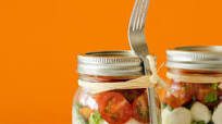 Spiralized Zucchini Caprese Salad in a Jar Spiralized Zucchini Caprese Salad in a Jar