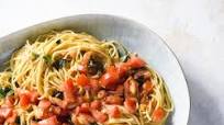Spaghetti Aglio e Olio with Tomatoes and Basil Spaghetti Aglio e Olio with Tomatoes and Basil