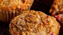 Strawberry Rhubarb Muffins with Streusel Strawberry Rhubarb Muffins with Streusel