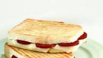 Kaşarlı Sucuklu Tost Kaşarlı Sucuklu Tost
