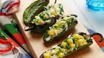 Chiles jalapeño rellenos de queso panela y pico de gallo de mango Chiles jalapeño rellenos de queso panela y pico de gallo de mango
