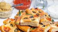 Focaccia med tomat och oliver Focaccia med tomat och oliver
