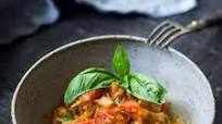 Spaghetti Squash with Tomato Basil Sauce Spaghetti Squash with Tomato Basil Sauce