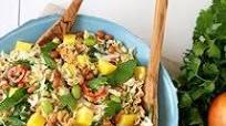 Ensalada crujiente de fideos ramen con mango Ensalada crujiente de fideos ramen con mango