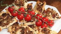 Sfiha baalbakieh (chaussons libanais farcis à la viande hachée) Sfiha baalbakieh (chaussons libanais farcis à la viande hachée)
