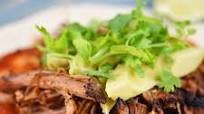 Mexikanische Carnitas mit Salsa de Chipotle Mexikanische Carnitas mit Salsa de Chipotle