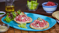 Tostadas de Atún con Chimichurri Cremoso Tostadas de Atún con Chimichurri Cremoso