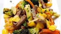 Beef, Broccoli and Mango Stir-Fry Beef, Broccoli and Mango Stir-Fry