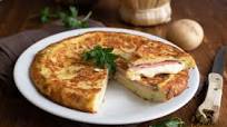 Focaccia di patate in padella con prosciutto e mozzarella Focaccia di patate in padella con prosciutto e mozzarella