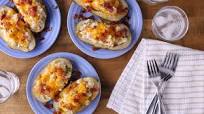 Loaded Turkey and Gravy Stuffed Potatoes Loaded Turkey and Gravy Stuffed Potatoes