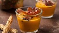 Bicchierini di crema di zucca con speck Bicchierini di crema di zucca con speck