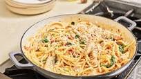 Chicken Bucatini with Creamy Garlic, Sun-Dried Tomato and Spinach Sauce Chicken Bucatini with Creamy Garlic, Sun-Dried Tomato and Spinach Sauce