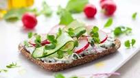Tostada integral con queso, pepino y rábanos Tostada integral con queso, pepino y rábanos