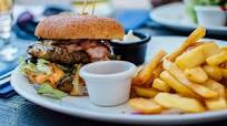 Hamburguesa de bistec de falda con cebollas balsámicas Hamburguesa de bistec de falda con cebollas balsámicas