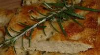 Focaccia cu usturoi si parmezan Focaccia cu usturoi si parmezan