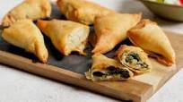Mini Spanakopita Triangles Recipe (Spanakopitakia / Greek spinach triangles) Mini Spanakopita Triangles Recipe (Spanakopitakia / Greek spinach triangles)