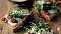 Kanapka z tzatziki, fetą i suszonymi pomidorami Kanapka z tzatziki, fetą i suszonymi pomidorami