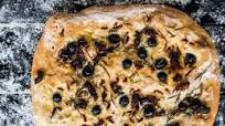 Focaccia mit Oliven und getrockneten Tomaten Focaccia mit Oliven und getrockneten Tomaten