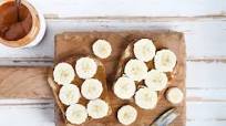 Tostadas integrales con plátano y mantequilla de maní Tostadas integrales con plátano y mantequilla de maní