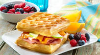 Sandwiches De Jamón Y Queso En Waffles Tostados Sandwiches De Jamón Y Queso En Waffles Tostados