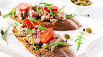 Crema fría de atún con tostadas y tomates asados Crema fría de atún con tostadas y tomates asados