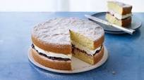 Génoise sponge with blueberry compôte and vanilla cream Génoise sponge with blueberry compôte and vanilla cream