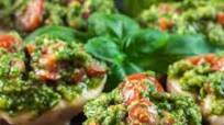 Bruschette con Pesto e Pomodorini Bruschette con Pesto e Pomodorini