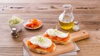 Bruschetta Mozzarella Fior di Latte, saumon fumé et pousses de poireaux Bruschetta Mozzarella Fior di Latte, saumon fumé et pousses de poireaux
