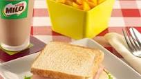 Sándwich de jamón y queso acompañado con MILO® frío Sándwich de jamón y queso acompañado con MILO® frío