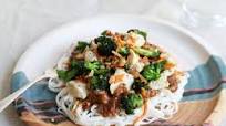 Spicy Thai Peanut Sauce With Chicken and Rice Noodles Spicy Thai Peanut Sauce With Chicken and Rice Noodles