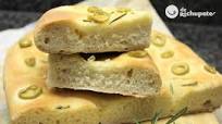 Focaccia italiana de aceitunas verdes y romero Focaccia italiana de aceitunas verdes y romero