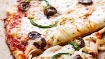 Low-carb cauliflower pizza with green peppers and olives Low-carb cauliflower pizza with green peppers and olives